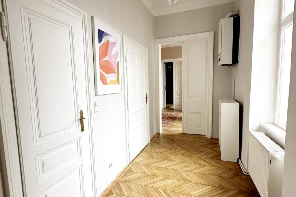 Ruhige & Grosse Altbauwohnung 7Min Zum Zentrum Wenen Buitenkant foto
