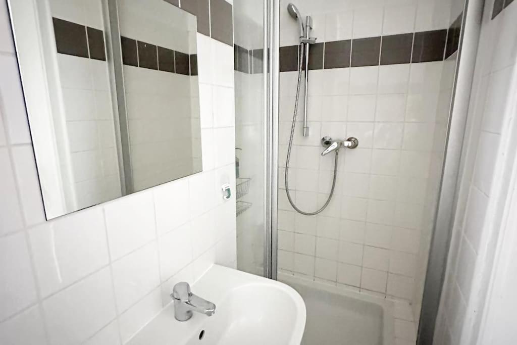 Ruhige & Grosse Altbauwohnung 7Min Zum Zentrum Wenen Buitenkant foto